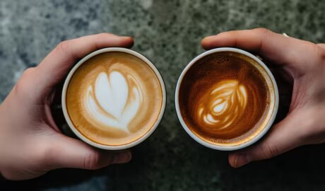 Dos cafés en mano