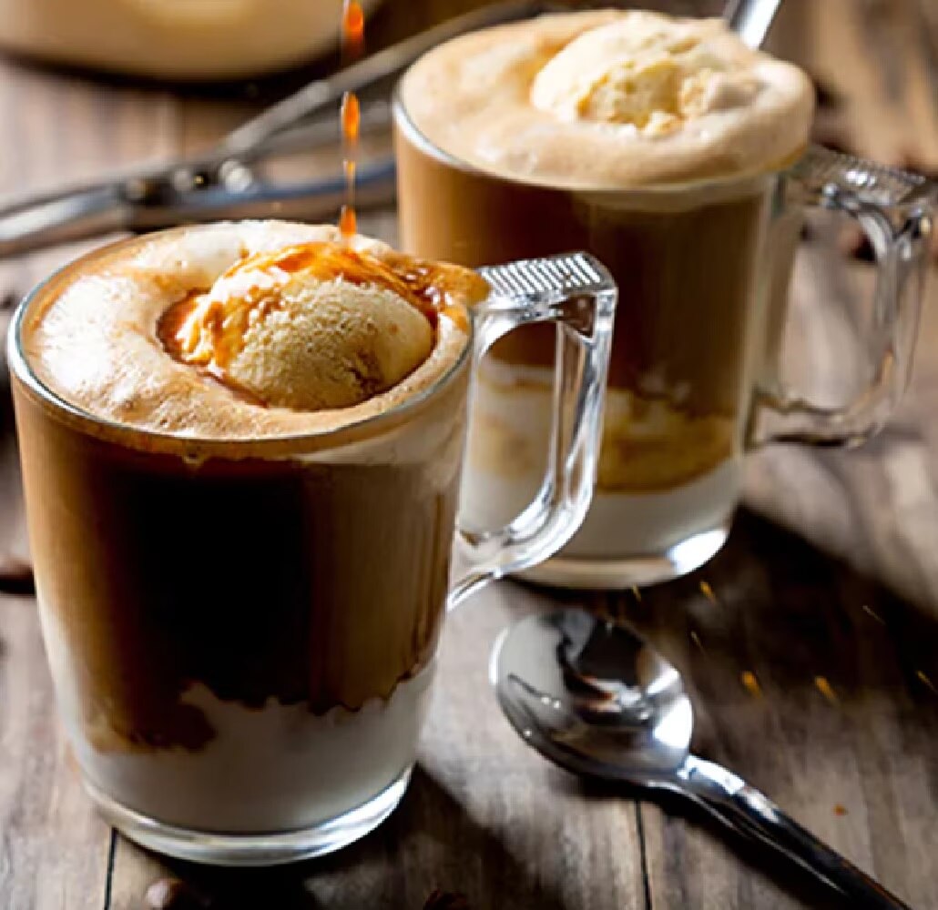 Mano sujetando café con leche
