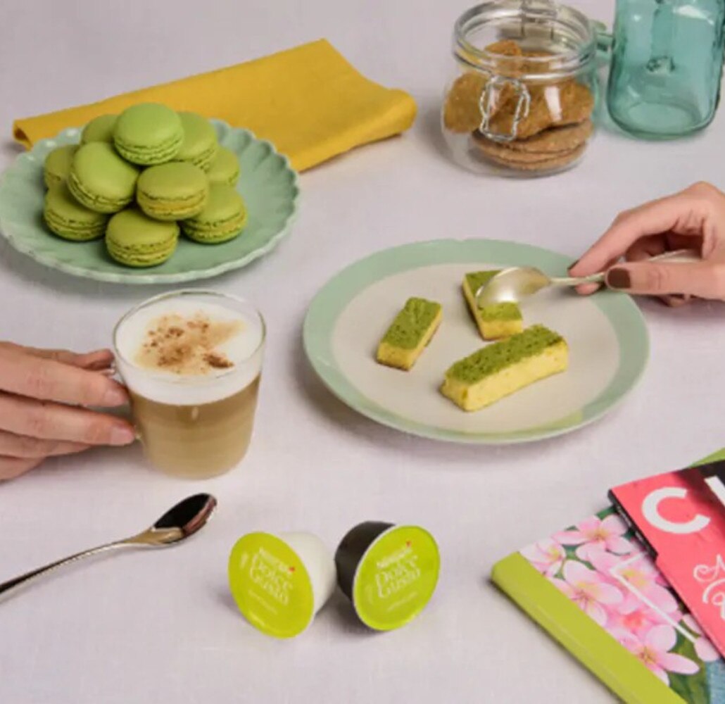 Manos con cappuccino y tarta