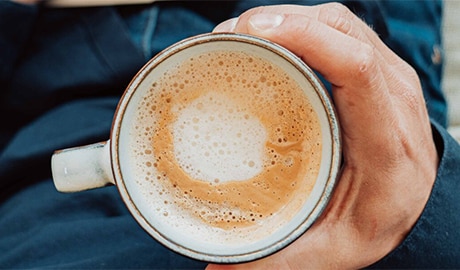 Hombre tomándose un café en casa